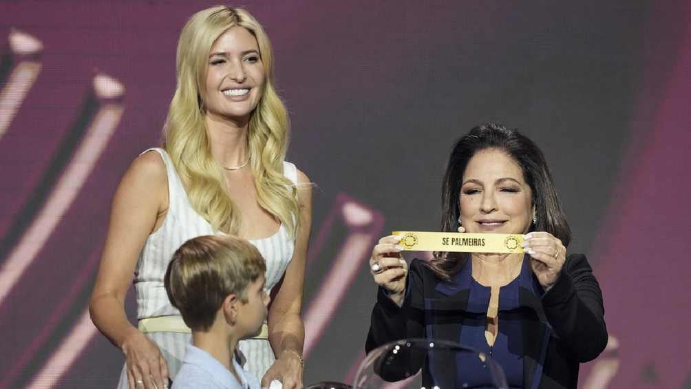 Ivanka Trump junto a su hijo ayudaron a Gloria Estefan al inicio del sorteo. 