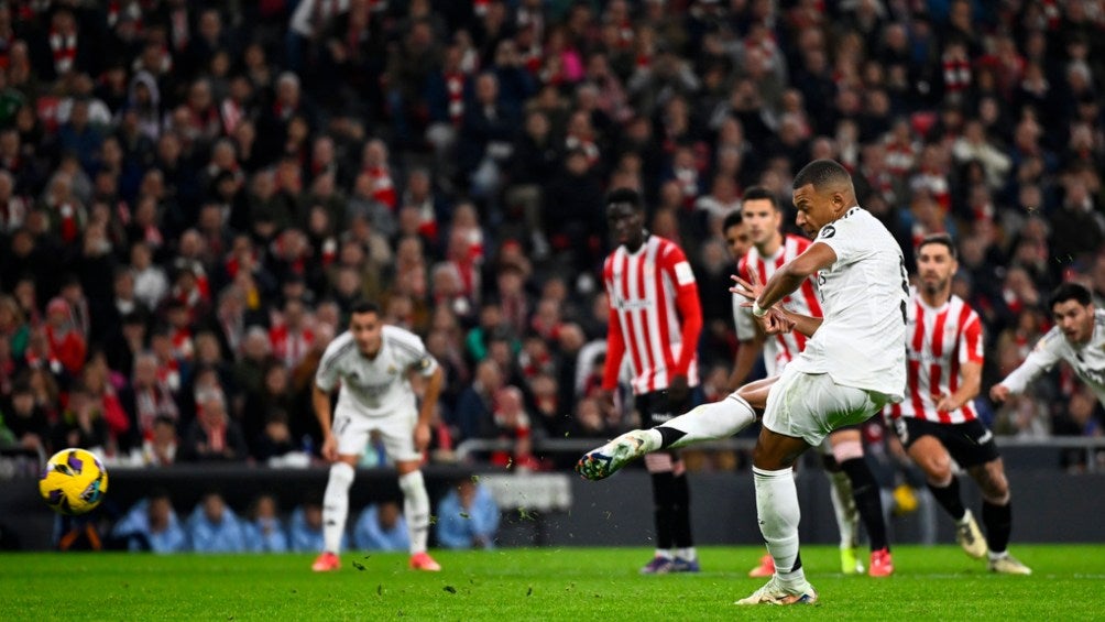 Mbappé fallando un penal ante Athletic Club