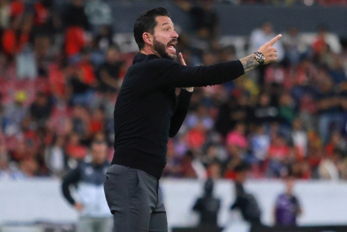 Benjamín Mora en un partido de Atlas