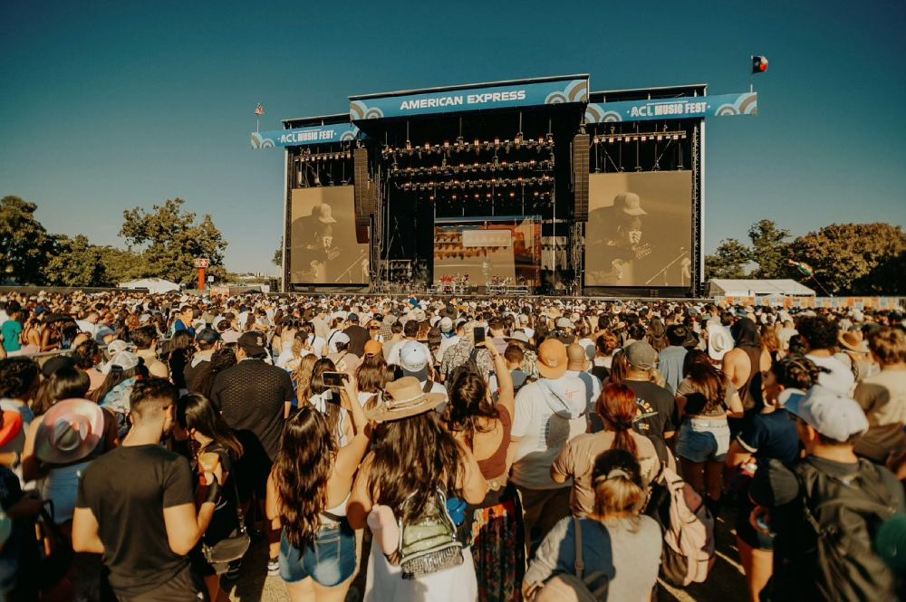 El cantante ha estados en diferentes festivales en el extranjero.