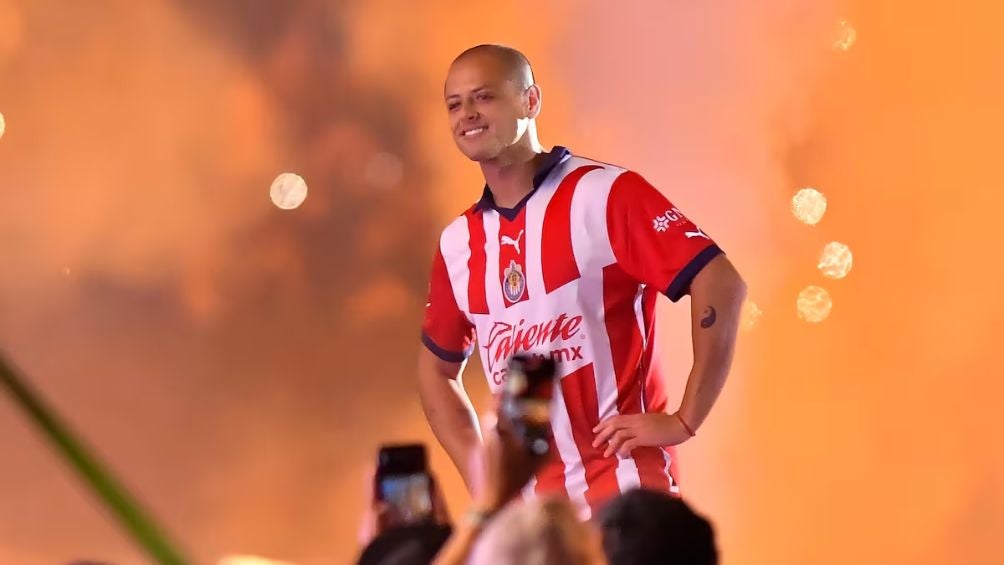 Chicharito en su presentación con Chivas