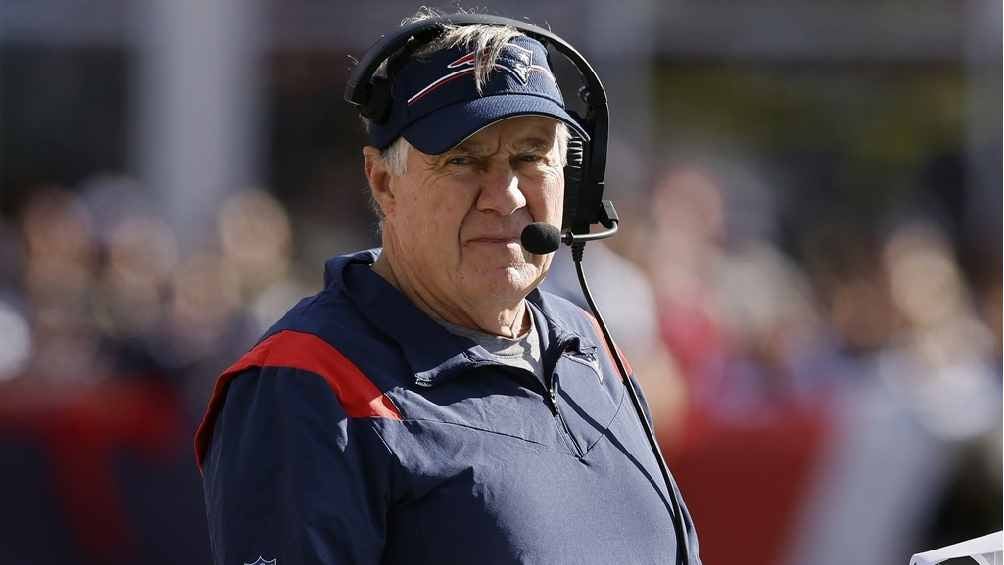 ¿Esta de regreso? Bill Belichick en charlas con equipo para ser head coach