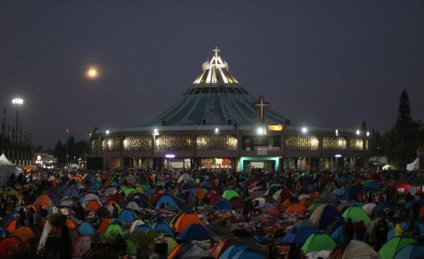 Miles de creyentes acampan para tener buen lugar en la celebración