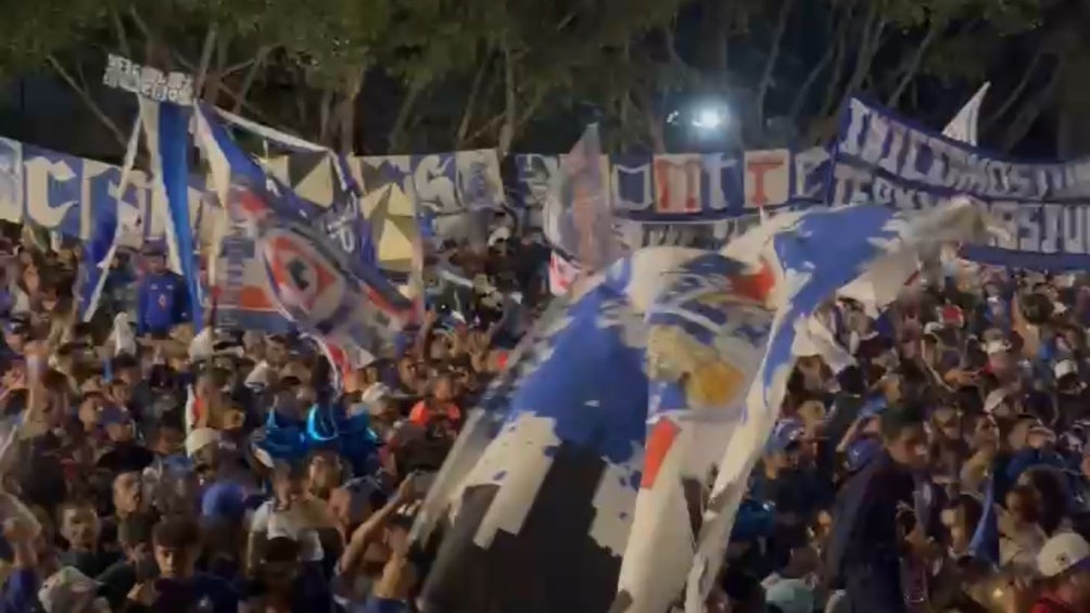 Afición de Cruz Azul realiza serenata al equipo