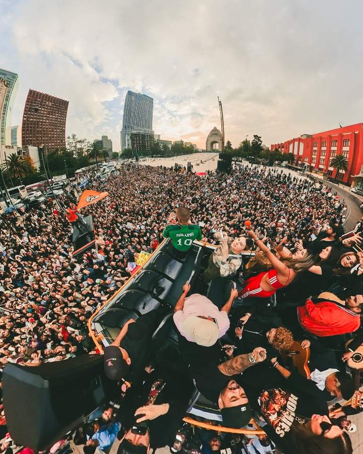 Maluma logró reunir a cientos de personas en el Monumento a la Revolución.