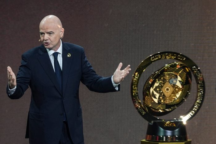 Gianni Infantino con el nuevo trofeo del Mundial de Clubes