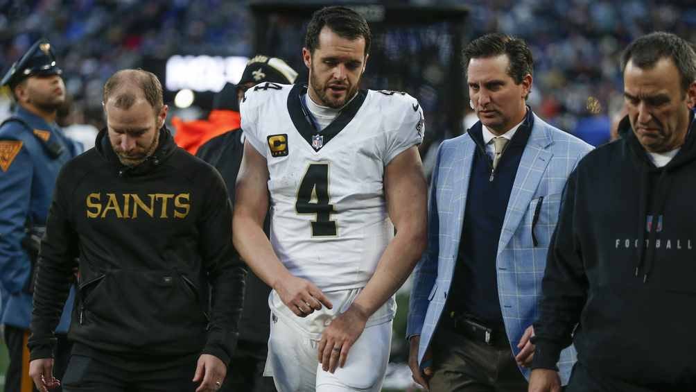 ¡Se quedan sin QB! Derek Carr sufrió una fractura en la mano en el triunfo ante los Giants