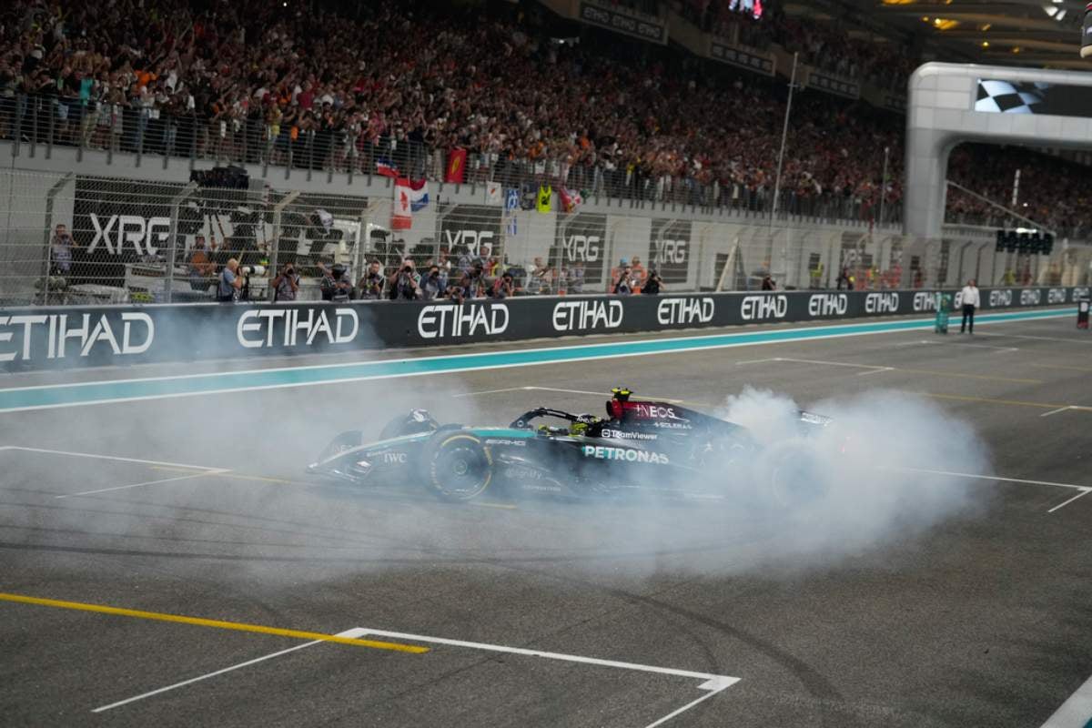 El británico tuvo una gran remontada en Yas Marina