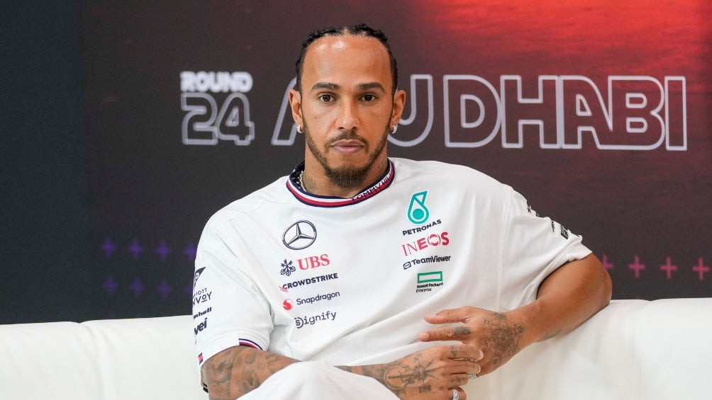 El peculiar mensaje que mandó Lewis Hamilton con sus atuendos