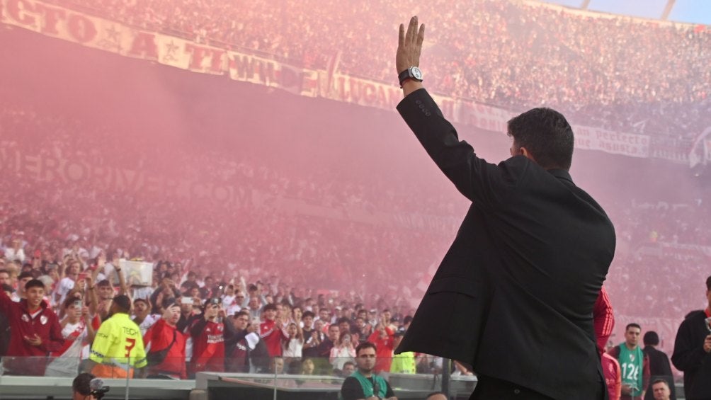 Marcelo Gallardo rompe en llanto durante el minuto de silencio por fallecimiento de su padre