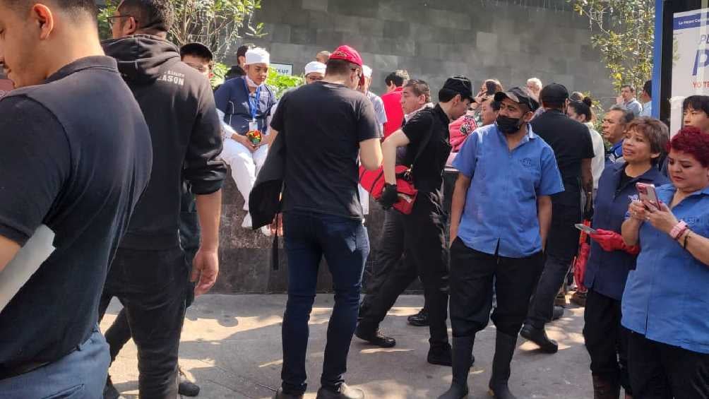 Trabajadores y clientes del centro comercial fueron evacuados. 