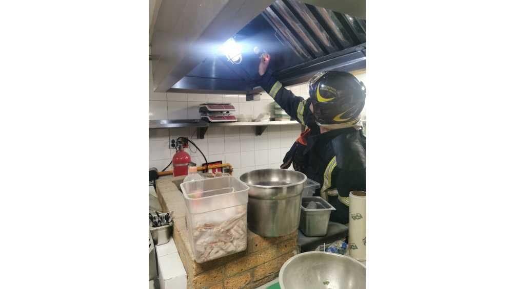 Los bomberos controlaron el incendio originado en una campana de cocina. 