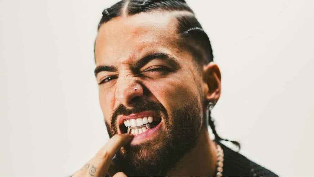 Maluma es un cantante, compositor y actor colombiano, conocido por su música en los géneros de reguetón 