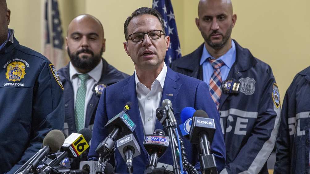 La policía de Nueva York presentó varios cargos contra el detenido. 