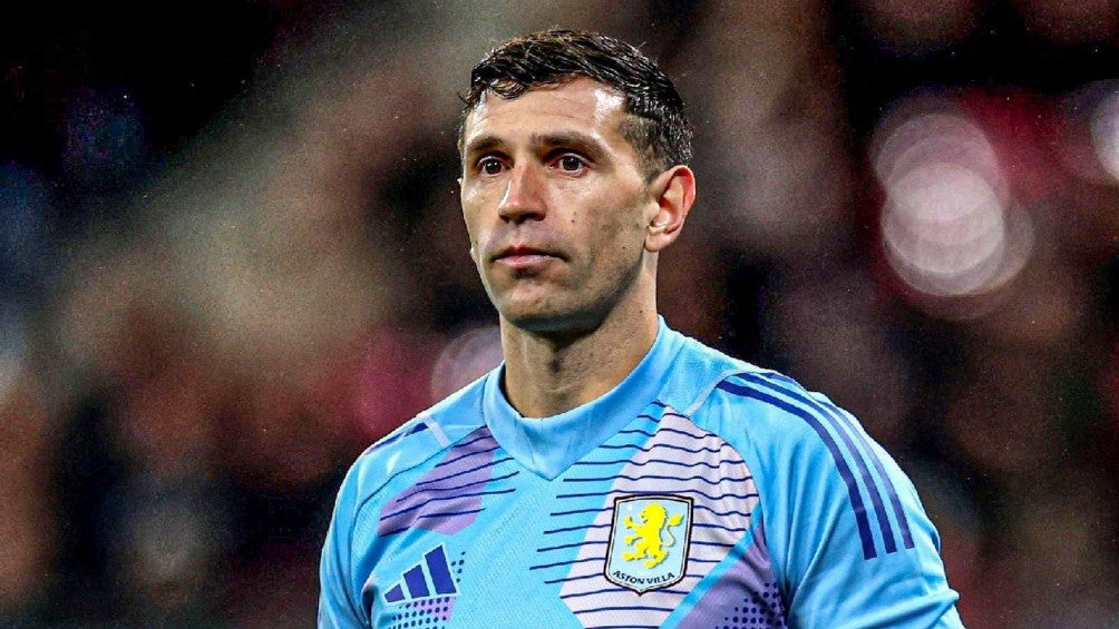 'Dibu' Martínez y la defensa del Aston Villa cometen error