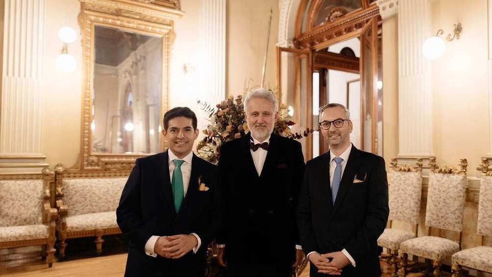 La boda la hicieron pasar como una ceremonia por el 89 aniversario de las relaciones entre México y Rumania. 