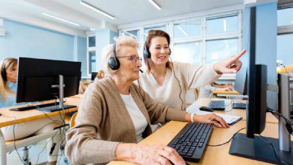 Mediante el programa Vinculación Productiva los adultos mayores pueden encontrar un trabajo. 