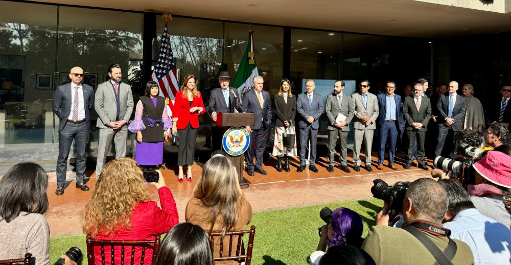 El embajador Ken Salazar recomendó a su futuro presidente actuar por la vía legal.