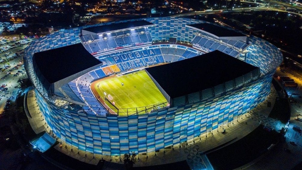 Aficionados duermen afuera del Estadio Cuauhtémoc para ver al América 