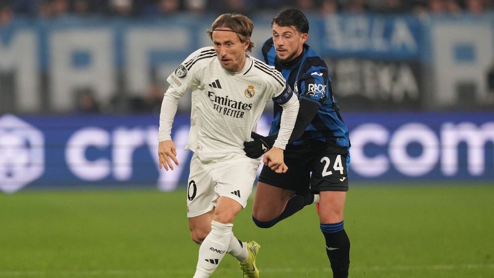 Modric disputando un balón