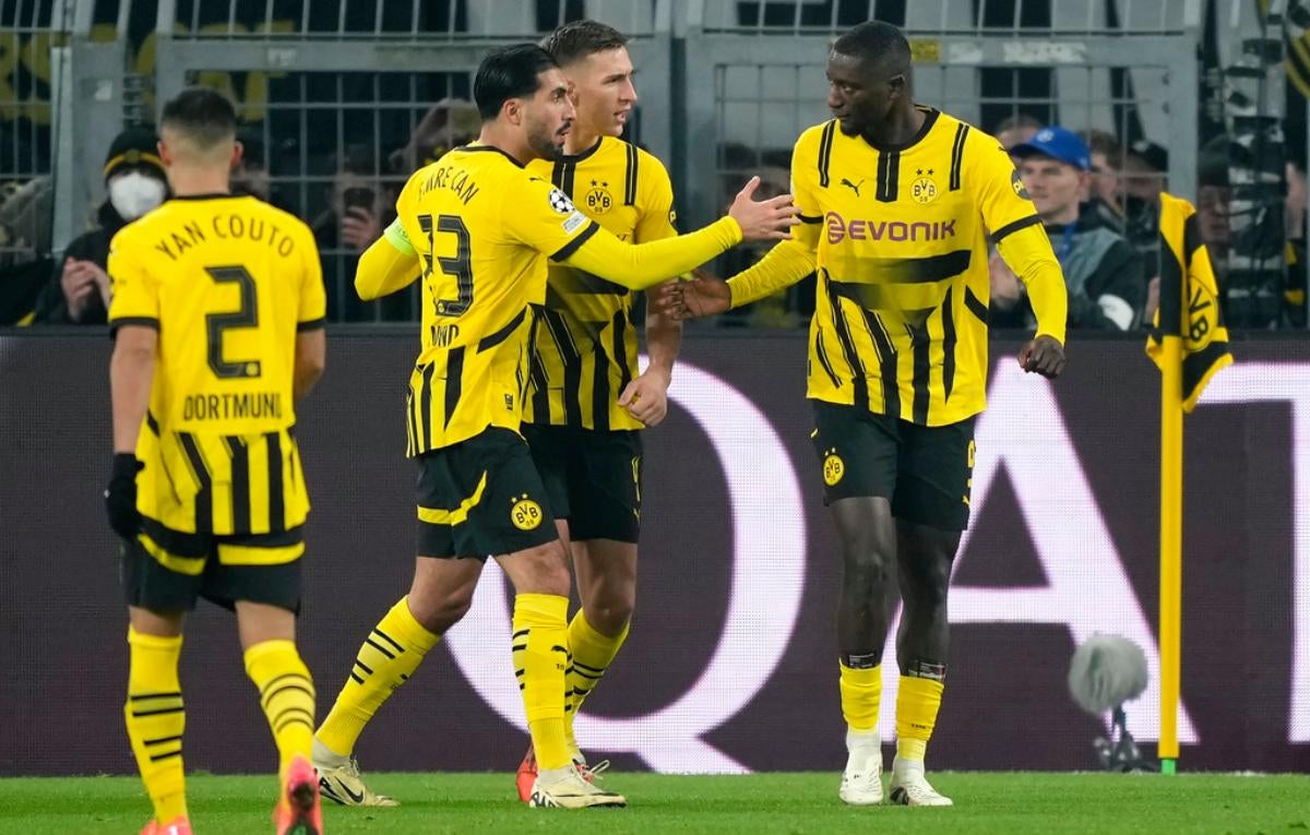 Jugadores del Dortmund tras el gol de Serhou Guirassy