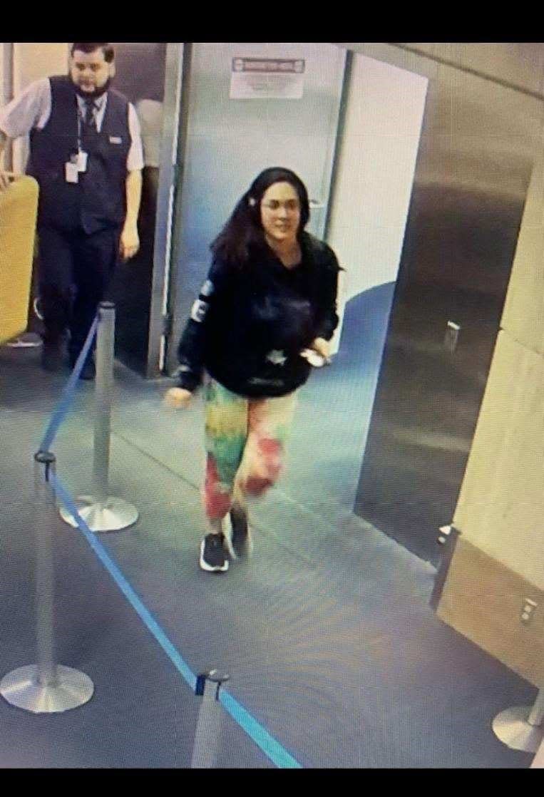 Hannah fue captada por cámaras en un aeropuerto antes de ser desaparecida