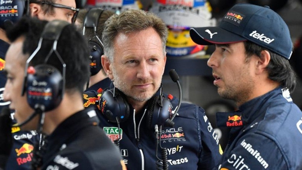 Checo Pérez conversando con Horner