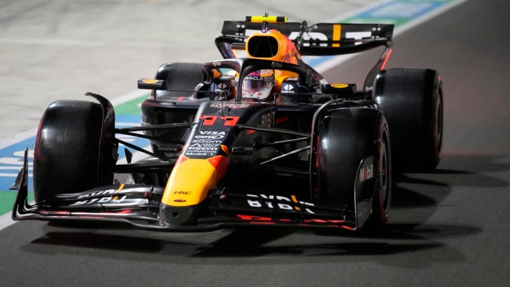 'Checo' Pérez arriba del RB20 de Red Bull