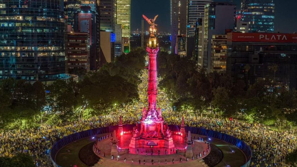 Afición en el Ángel de la Independencia