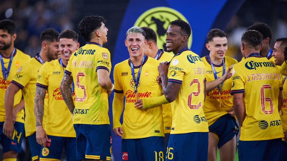 América canta 'himno' de Cruz Azul en festejos del Tricampeonato