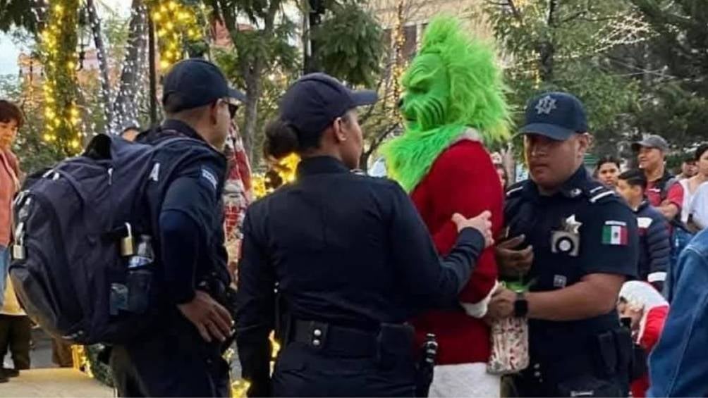 ¡ Pelea entre un Grinch y Santa Claus se vuelve viral en redes! 