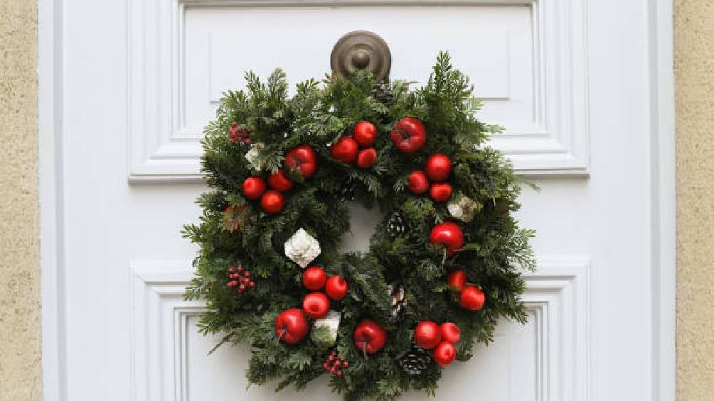 Las coronas navideñas decoran las casas durante las fiestas decembrinas.