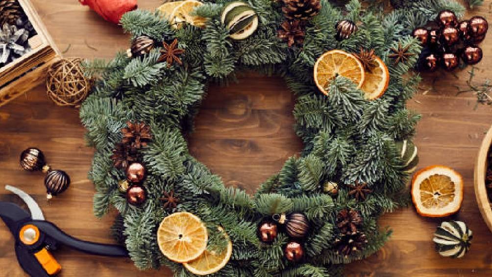 Decorar la puerta con una corona navideña es un gesto de bienvenida y buenos deseos, simbolizando calidez, prosperidad y unión familiar durante las festividades decembrinas.