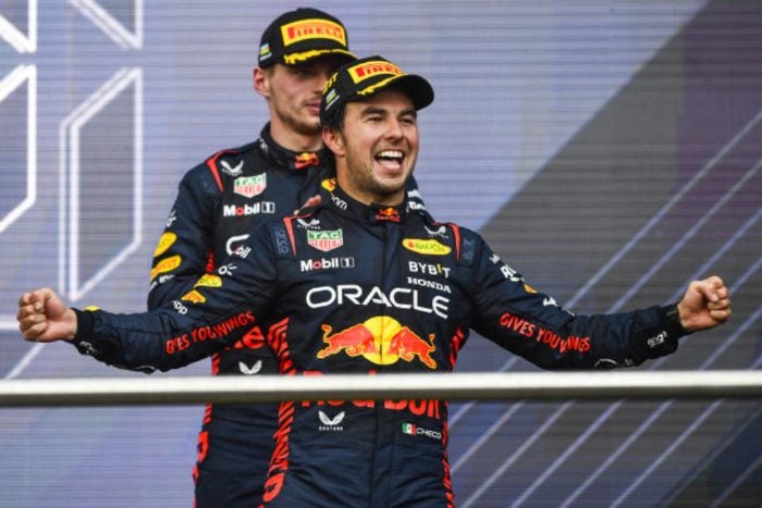 Checo Pérez celebra tras una carrera