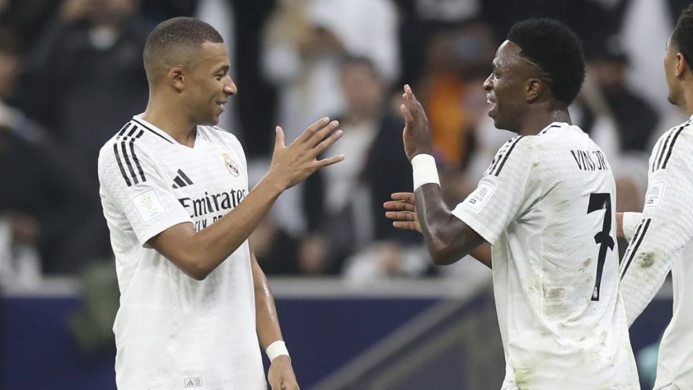 Mbappé festeja con Vinicius Jr.