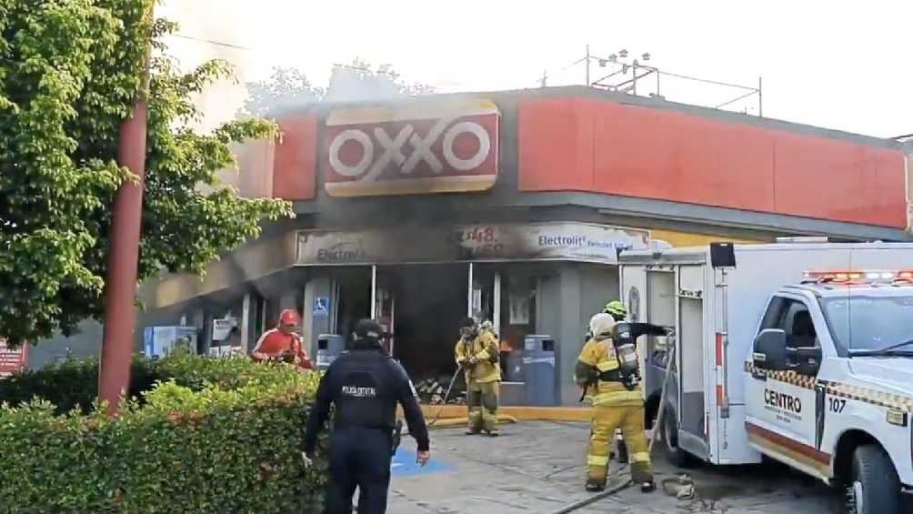 También una tienda Oxxo fue quemada en Villahermosa. 