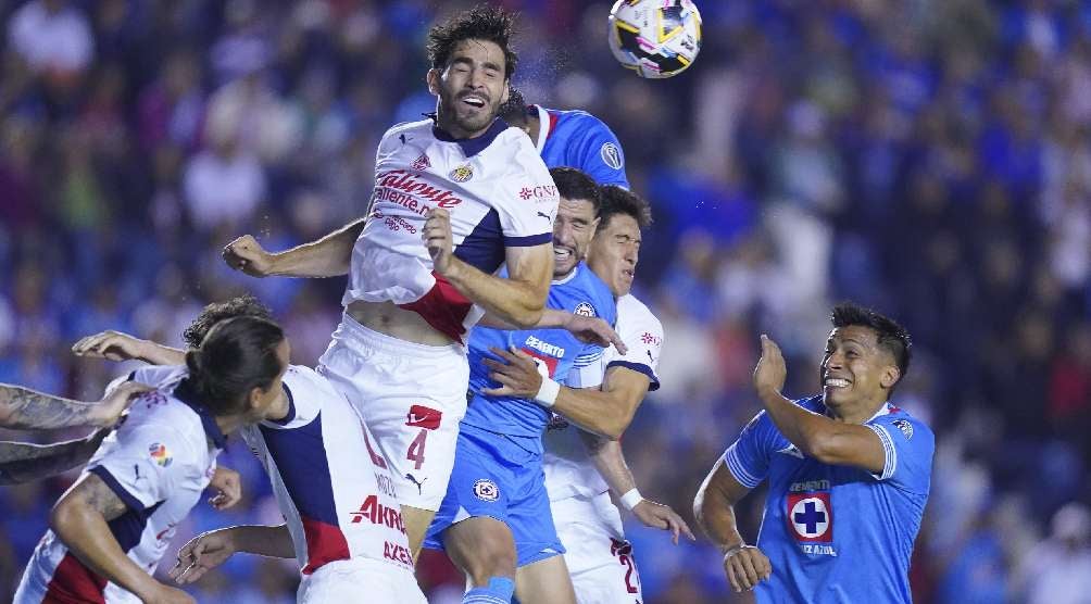 El 'Pollo', en un duelo de Chivas vs Cruz Azul