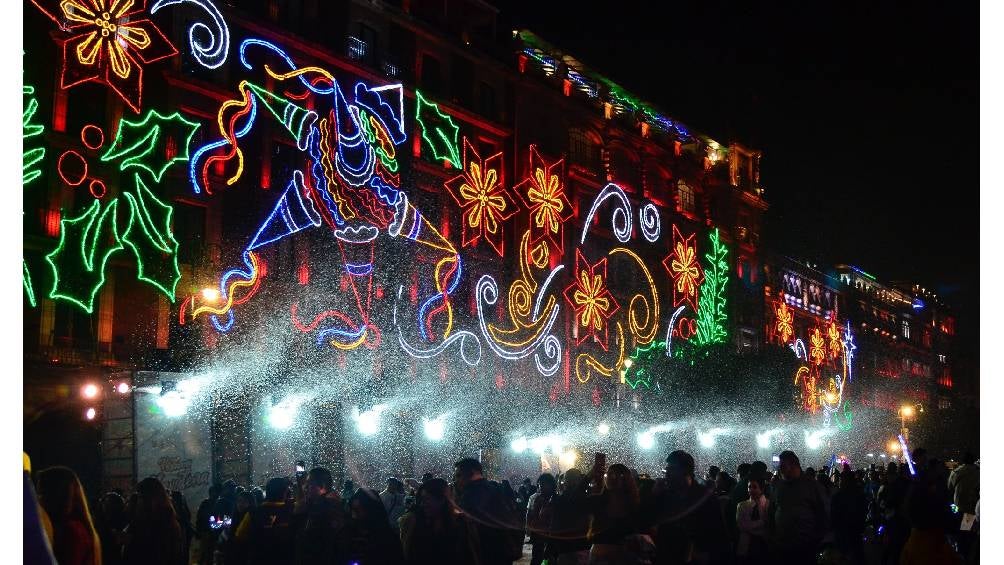 La Verbena Navideña del Zócalo 2024 destaca por sus impresionantes túneles iluminados y decoraciones de nieve artificial.