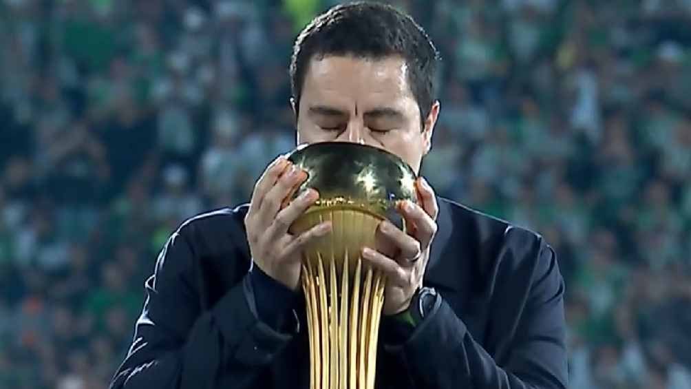 Efraín Juárez celebró con alegría el doblete histórico de su equipo en la Final de la Liga