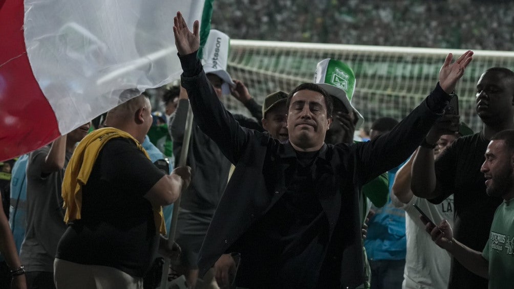 ¡Festejo mexicano! Efraín Juárez celebra el doblete en las calles de Colombia con sombrero mexicano