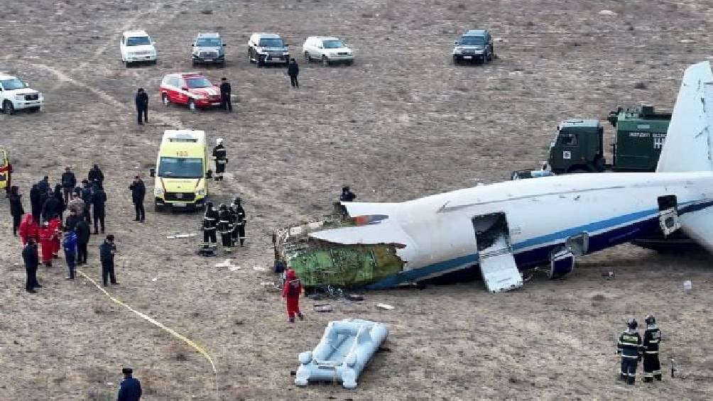 Video: Captan el momento del desplome de un avión en Kazajistán con 67 personas a bordo