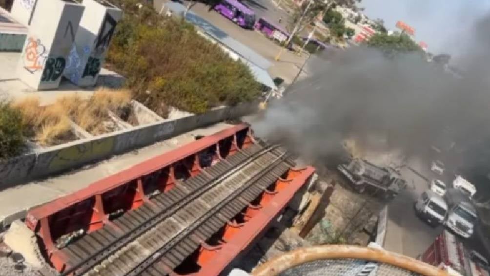 Fuerte incendio cerca de las vías de la estación Río de los Remedios, Línea B del Metro