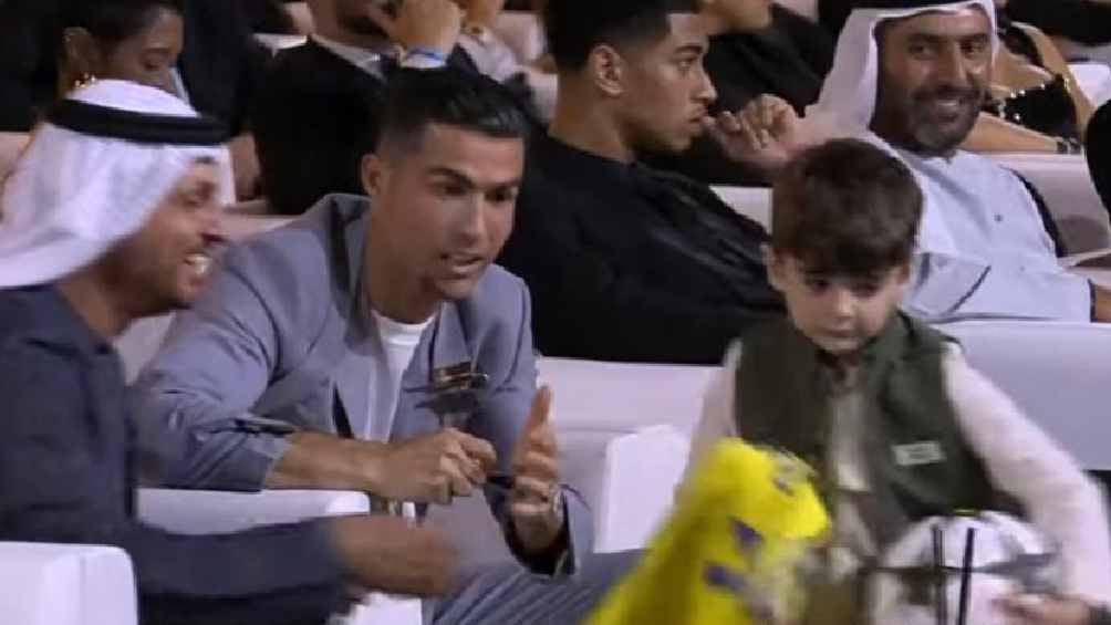 Fan evade seguridad en los Golden Soccer Awards para conseguir un autógrafo de CR7