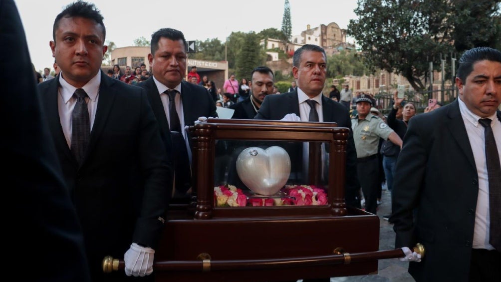 Los restos de la cantante llegaron en una urna en forma de corazón