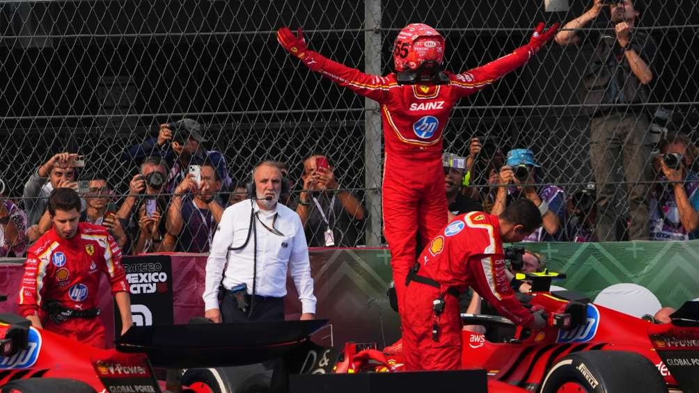 Fans de Ferrari se despiden de Carlos Sainz con emotiva carta