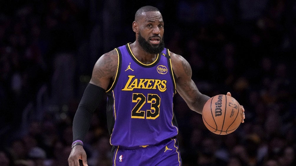 LeBron James supera récord de Michael Jordan