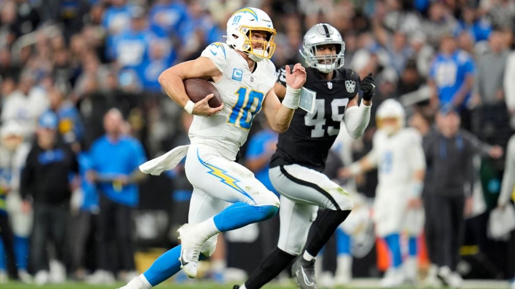 Justin Herbert y los Chargers aseguran el quinto sembrado de la AFC con victoria sobre Raiders