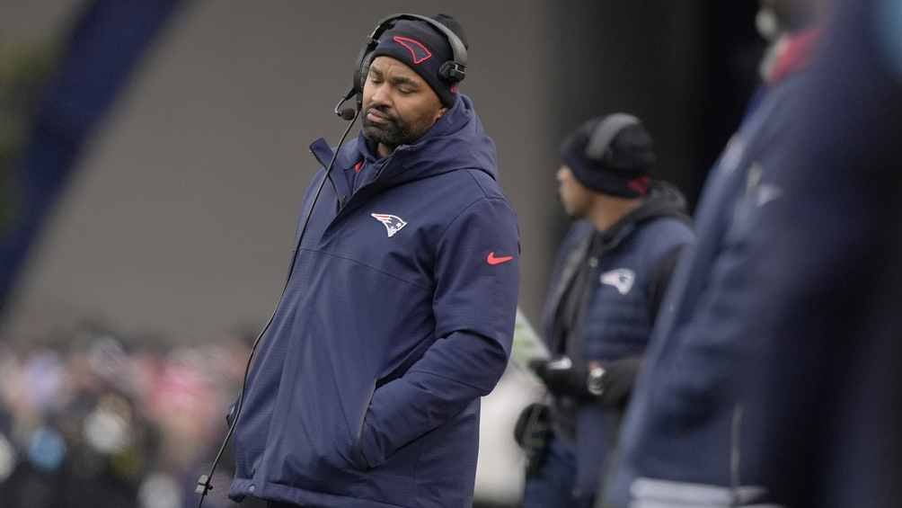 Patriots despiden al entrenador Jerod Mayo tras una temporada