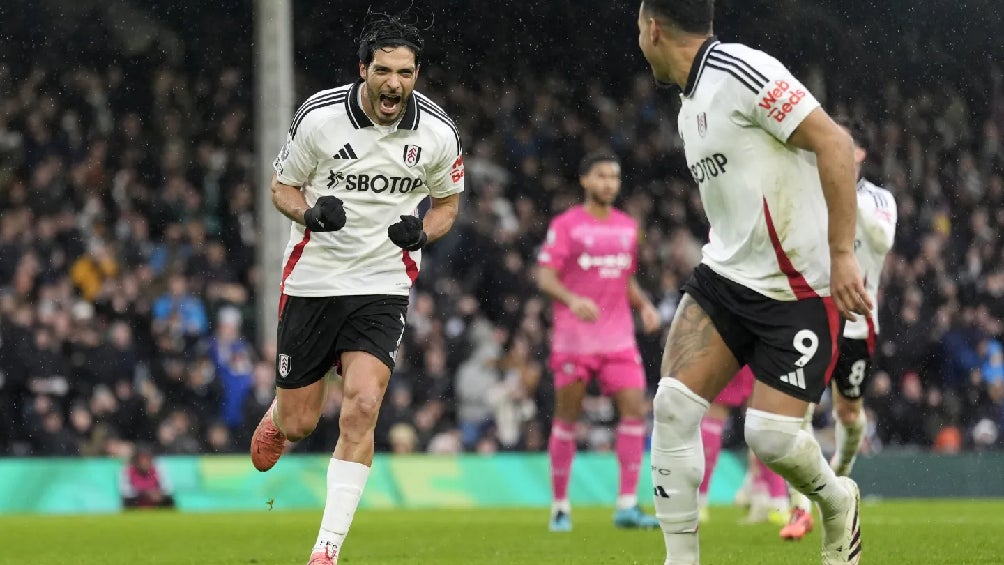 ¡Paso perfecto! Raúl Jiménez no ha fallado ningún penal en Premier League