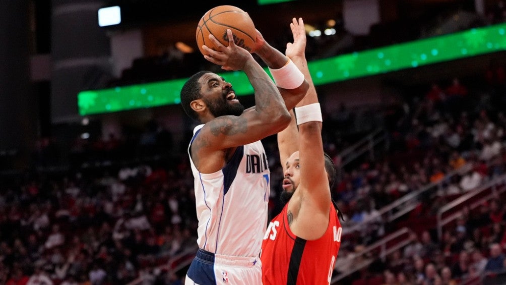 Kyrie Irving de los Mavericks fuera por hernia discal; sin fecha de regreso